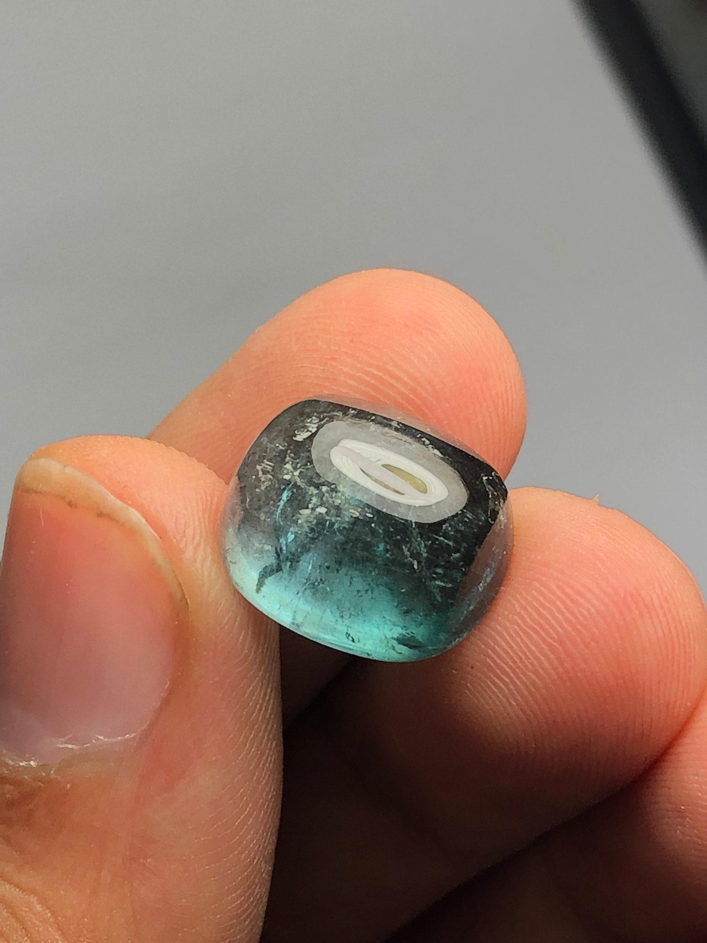 تورمالين أزرق كابوشون 12.90 قيراط - تصميم مجوهرات للمقتنين