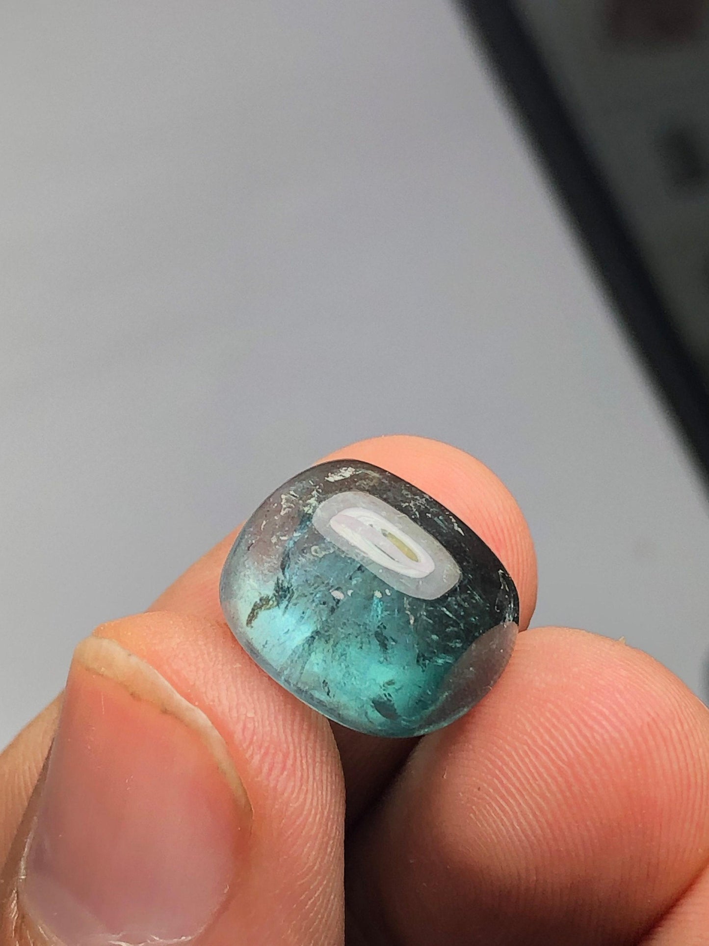 تورمالين أزرق كابوشون 12.90 قيراط - تصميم مجوهرات للمقتنين