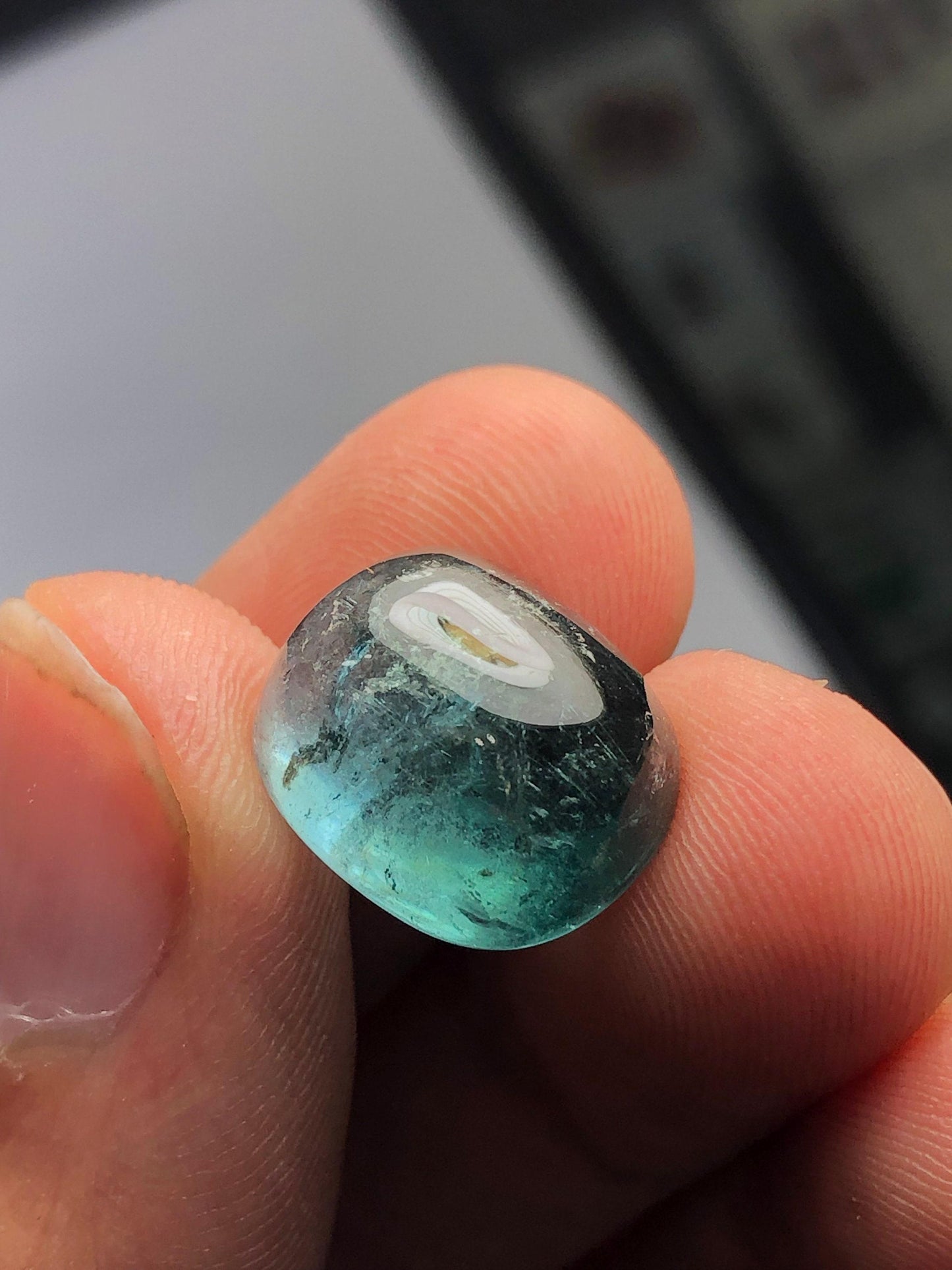 تورمالين أزرق كابوشون 12.90 قيراط - تصميم مجوهرات للمقتنين