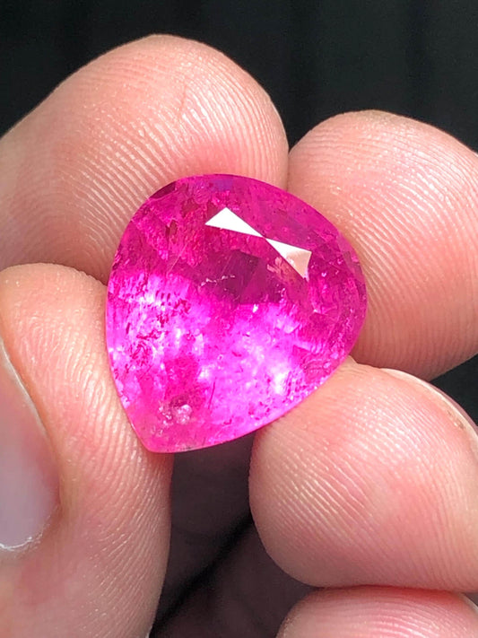 تورمالين روبيليت مصقول 13.50 قيراط – جوهرة وردية داكنة للمجوهرات الفاخرة