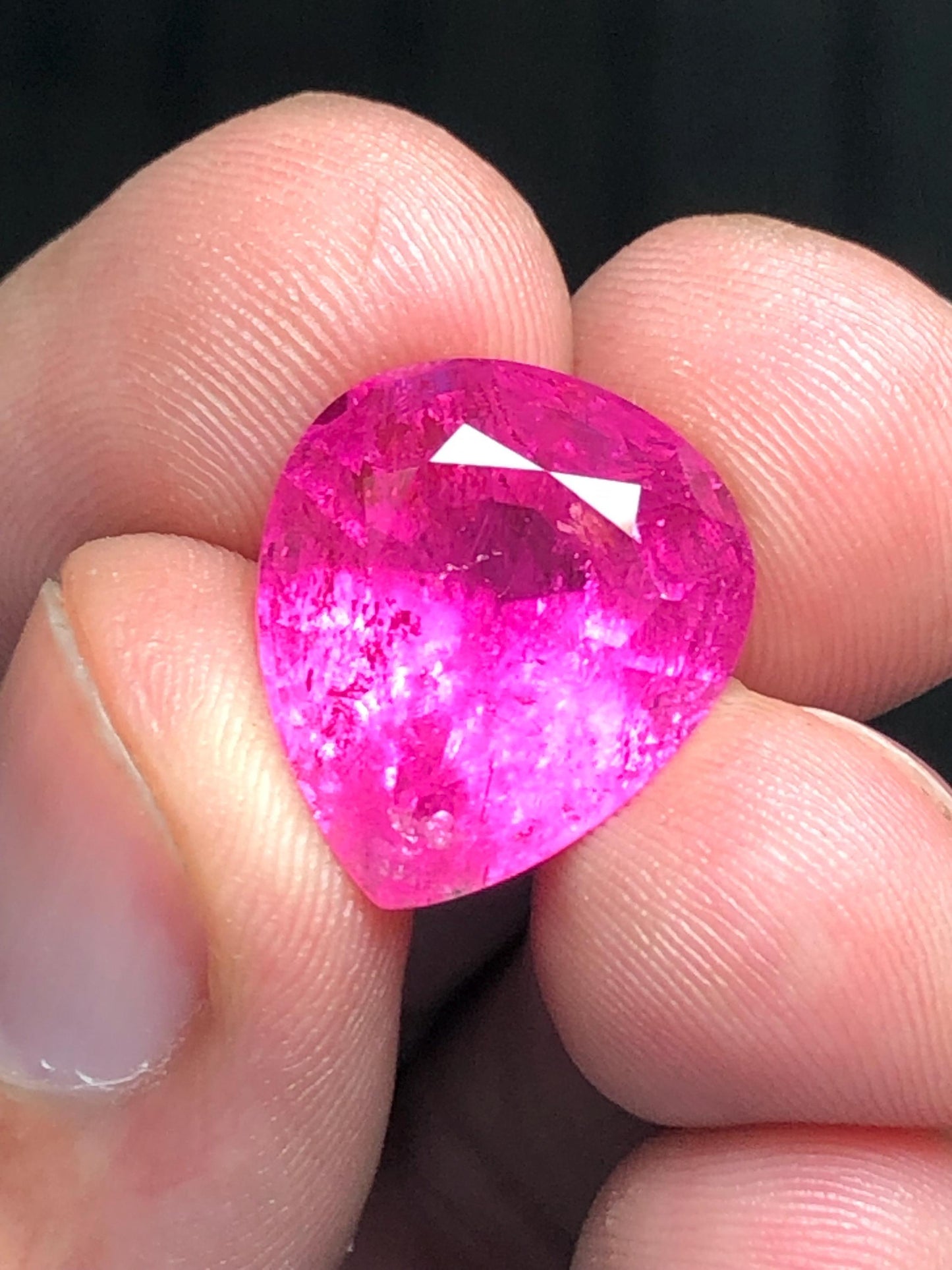 تورمالين روبيليت مصقول 13.50 قيراط – جوهرة وردية داكنة للمجوهرات الفاخرة