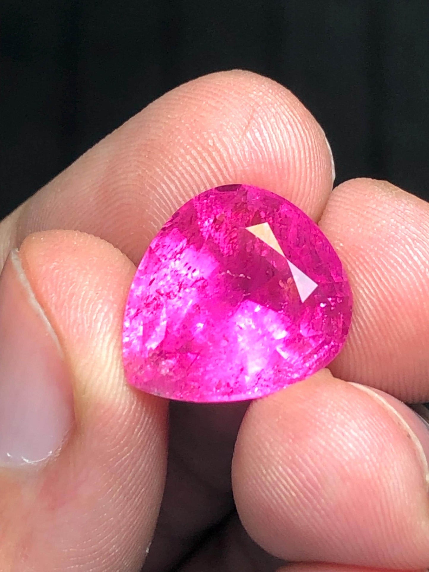 تورمالين روبيليت مصقول 13.50 قيراط – جوهرة وردية داكنة للمجوهرات الفاخرة