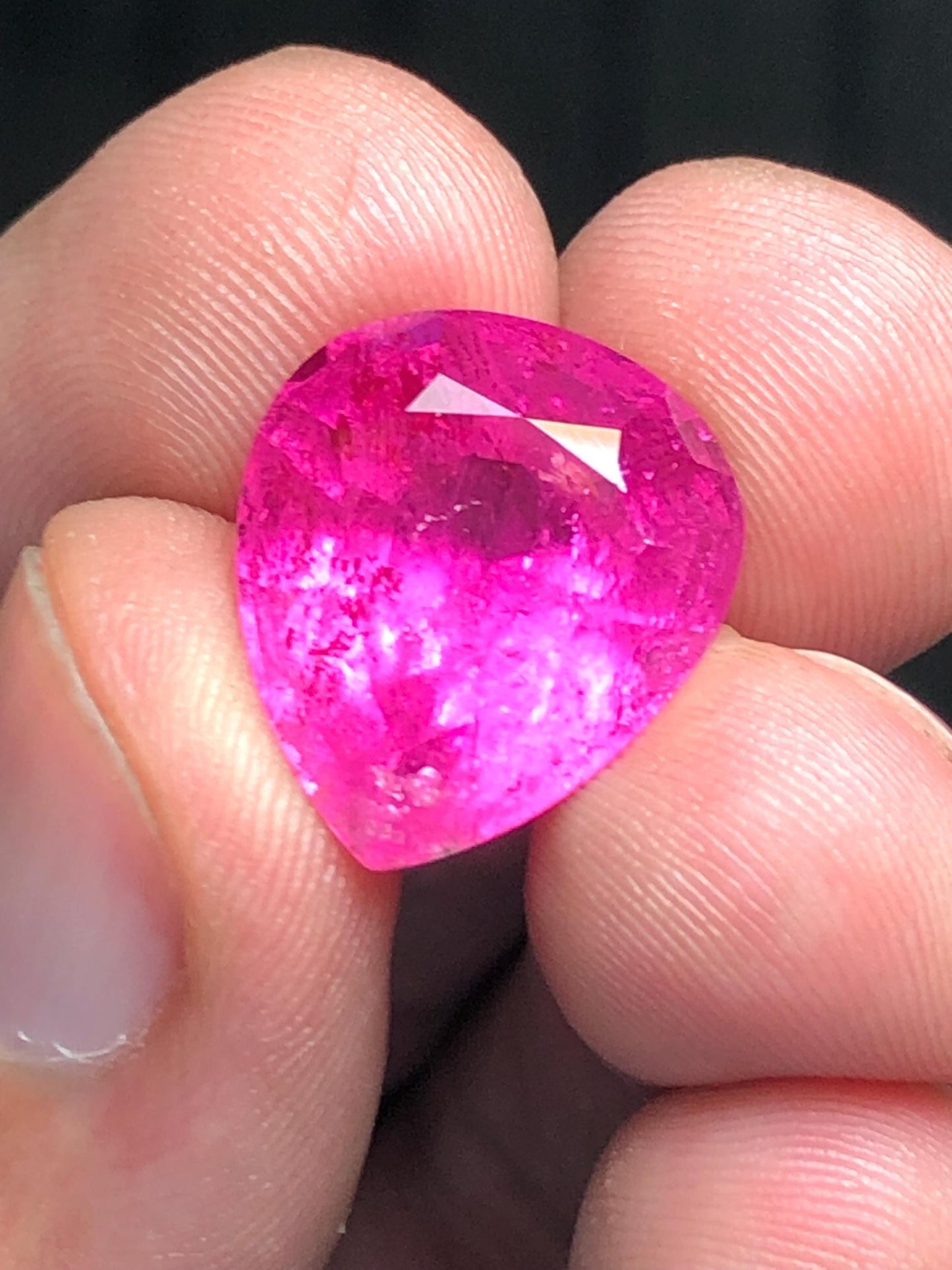 تورمالين روبيليت مصقول 13.50 قيراط – جوهرة وردية داكنة للمجوهرات الفاخرة