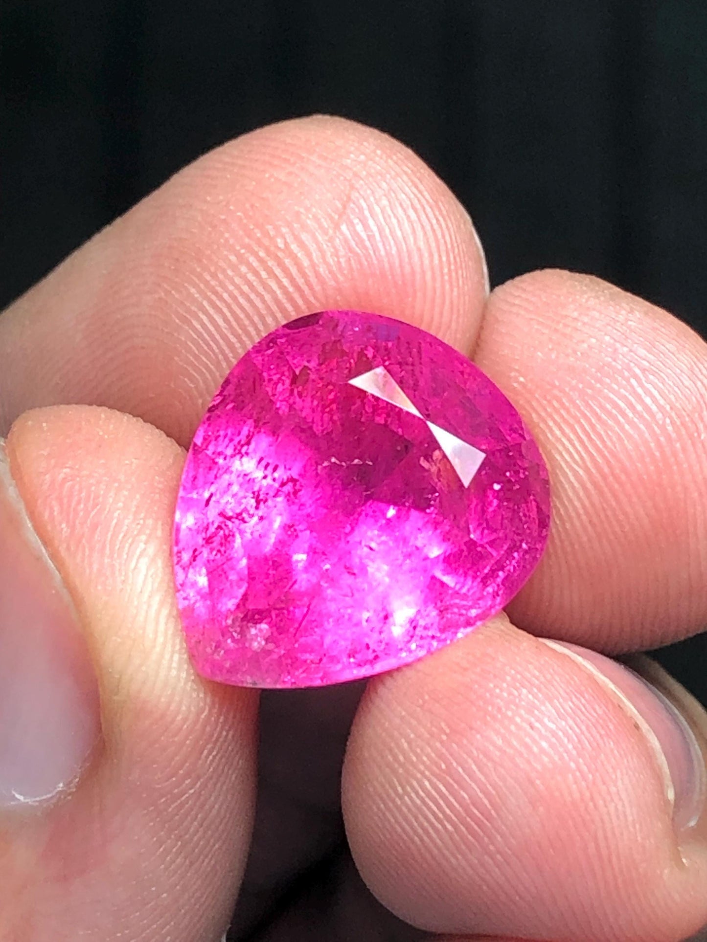 تورمالين روبيليت مصقول 13.50 قيراط – جوهرة وردية داكنة للمجوهرات الفاخرة