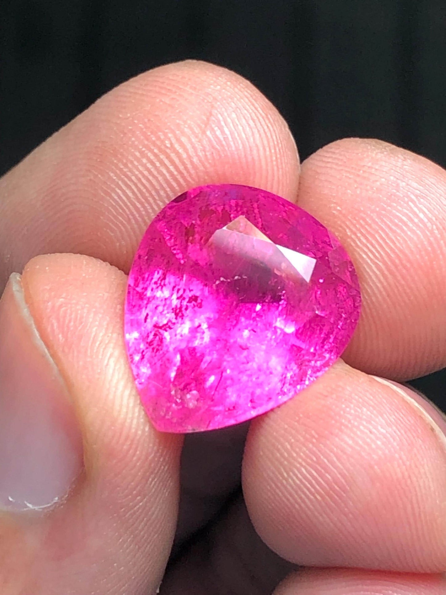 تورمالين روبيليت مصقول 13.50 قيراط – جوهرة وردية داكنة للمجوهرات الفاخرة