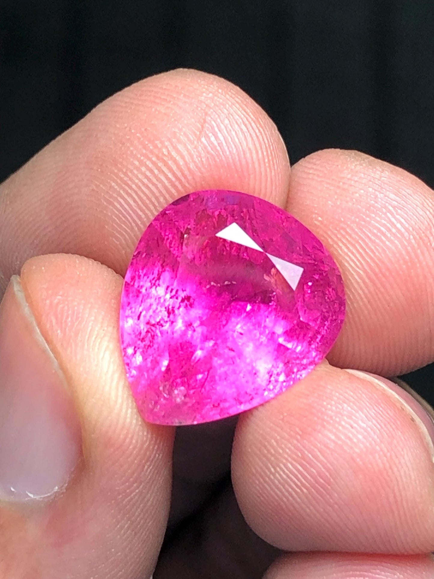 تورمالين روبيليت مصقول 13.50 قيراط – جوهرة وردية داكنة للمجوهرات الفاخرة