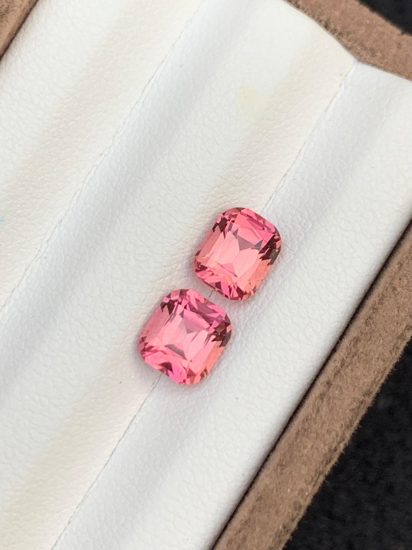 تورمالين وردي مصقول 2.60 قيراط – جوهرة نظيفة لعمل أقراط