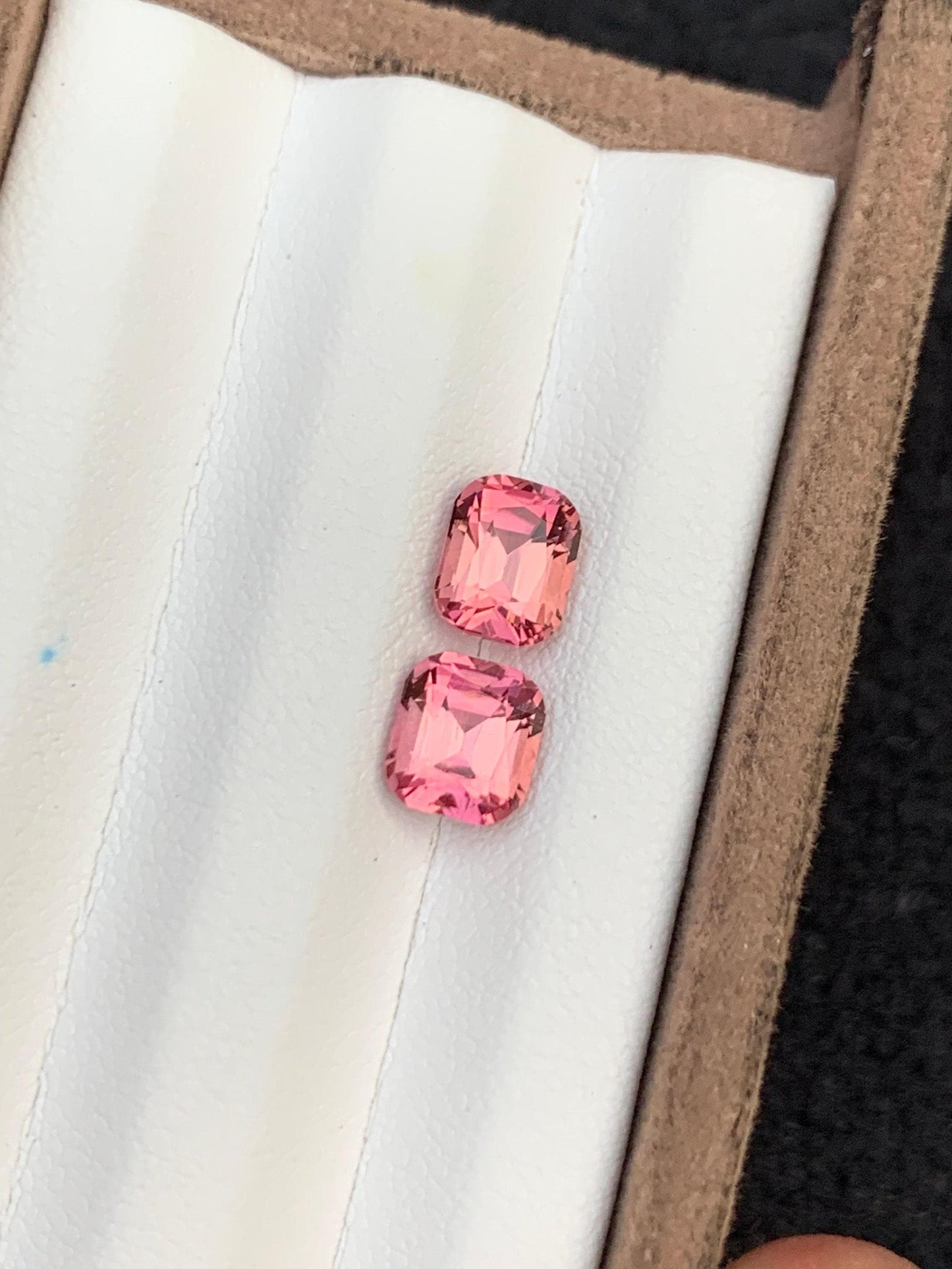 تورمالين وردي مصقول 2.60 قيراط – جوهرة نظيفة لعمل أقراط