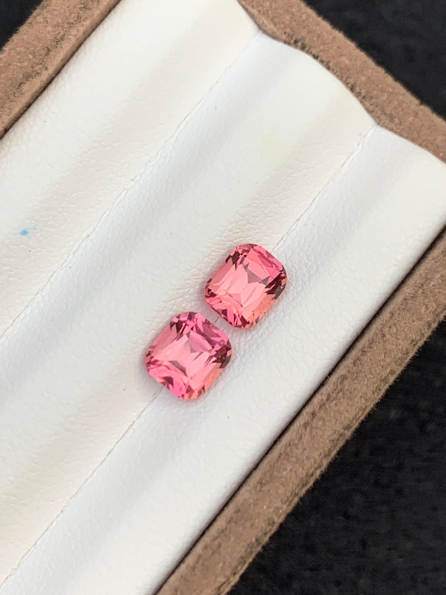 تورمالين وردي مصقول 2.60 قيراط – جوهرة نظيفة لعمل أقراط