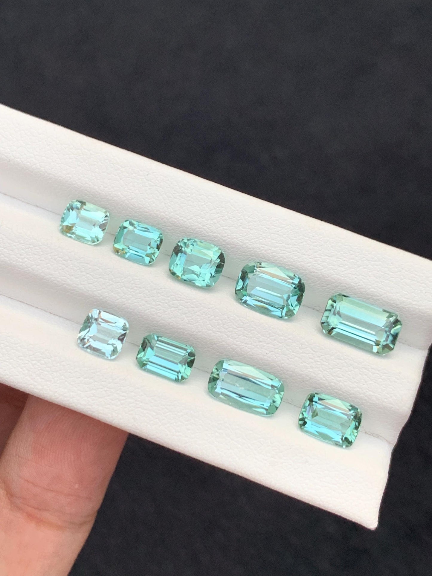 مجموعة من أحجار التورمالين ذات اللون الأخضر الفاتح (Seafoam Tourmaline) مصقولة، وزنها 12.20 قيراط – أحجار كريمة معتمدة لتصنيع المجوهرات.