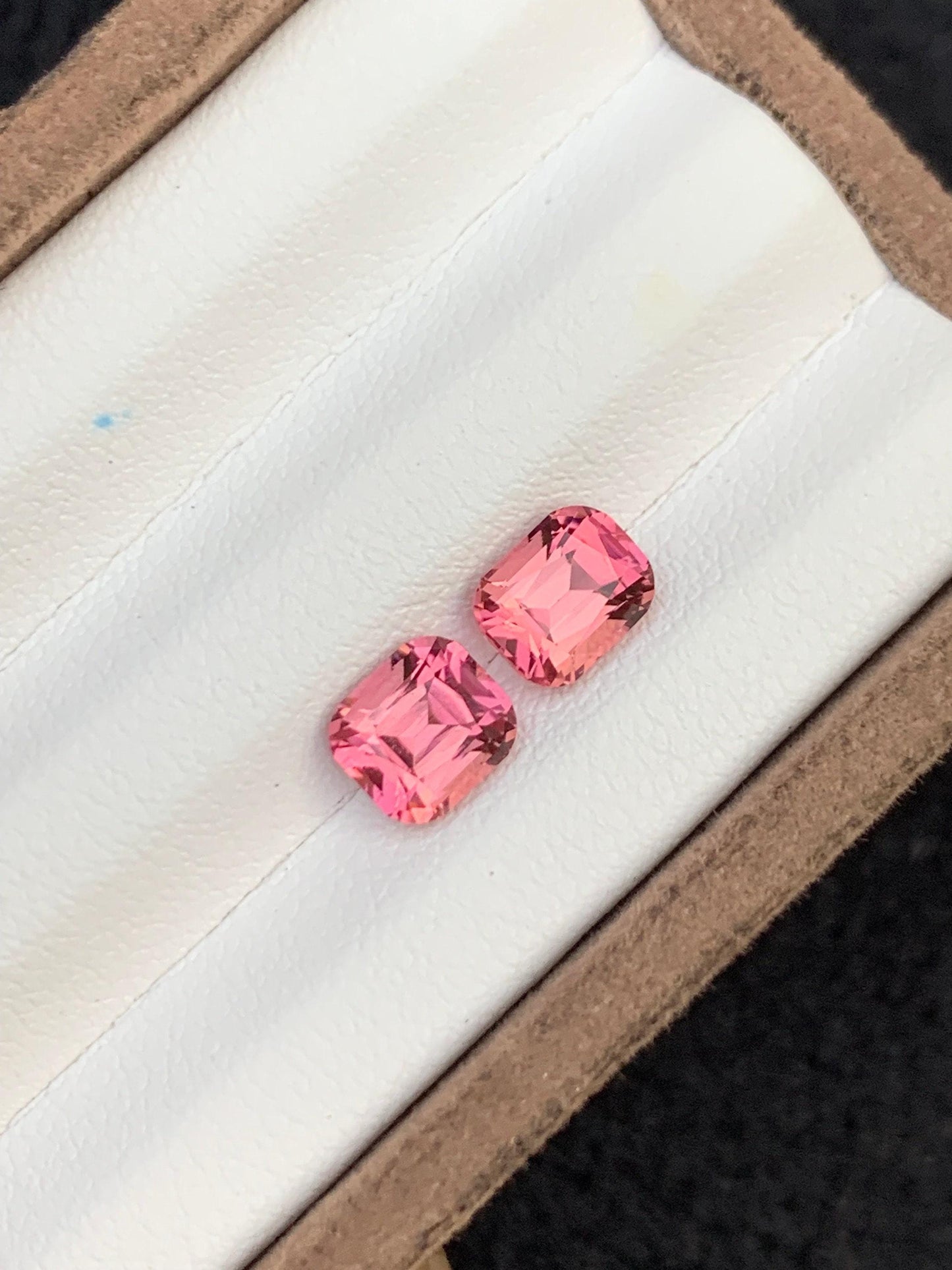 تورمالين وردي مصقول 2.60 قيراط – جوهرة نظيفة لعمل أقراط