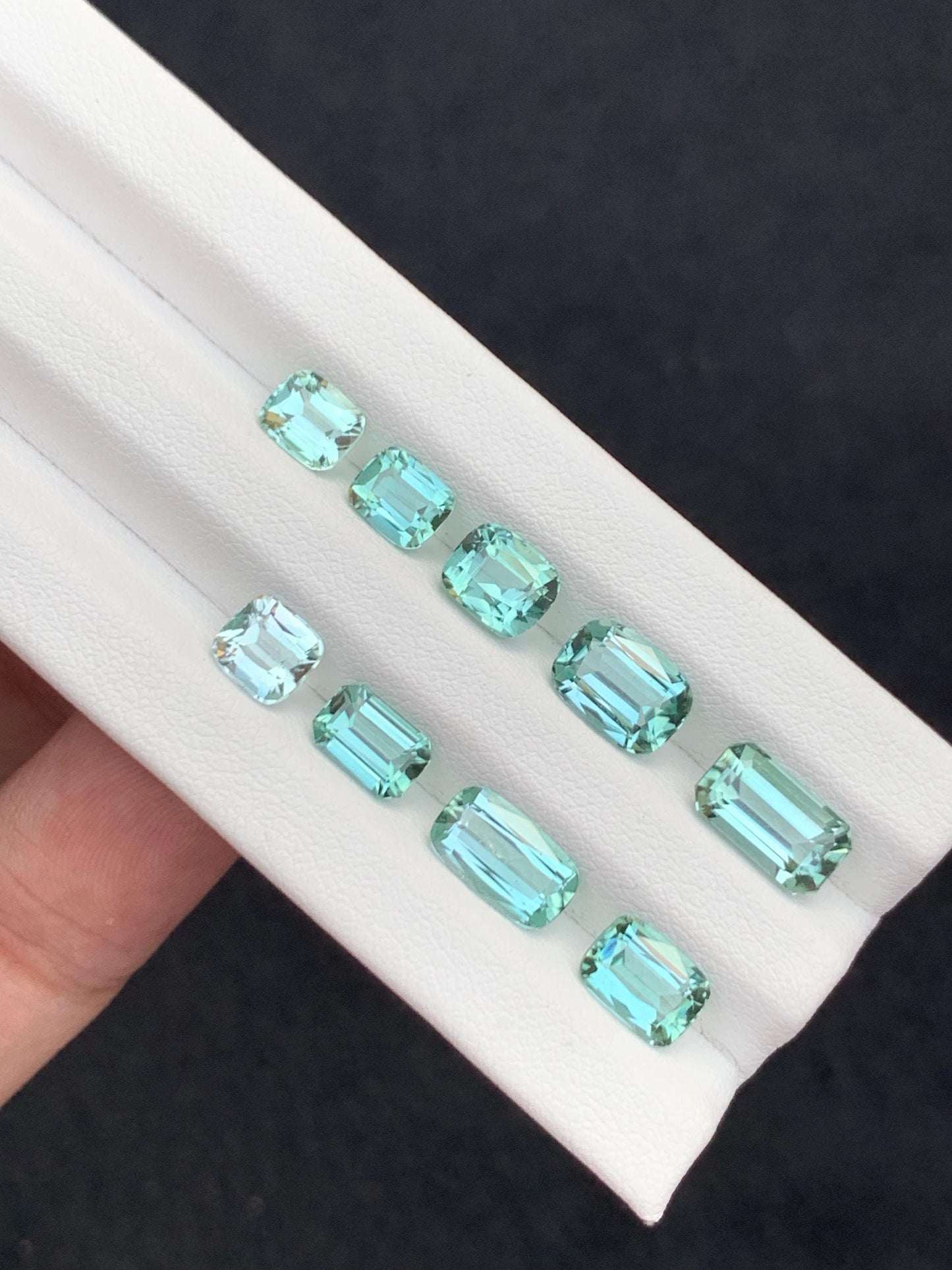 مجموعة من أحجار التورمالين ذات اللون الأخضر الفاتح (Seafoam Tourmaline) مصقولة، وزنها 12.20 قيراط – أحجار كريمة معتمدة لتصنيع المجوهرات.