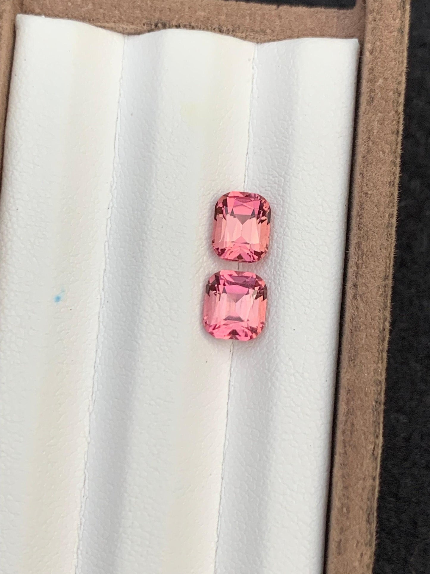 تورمالين وردي مصقول 2.60 قيراط – جوهرة نظيفة لعمل أقراط