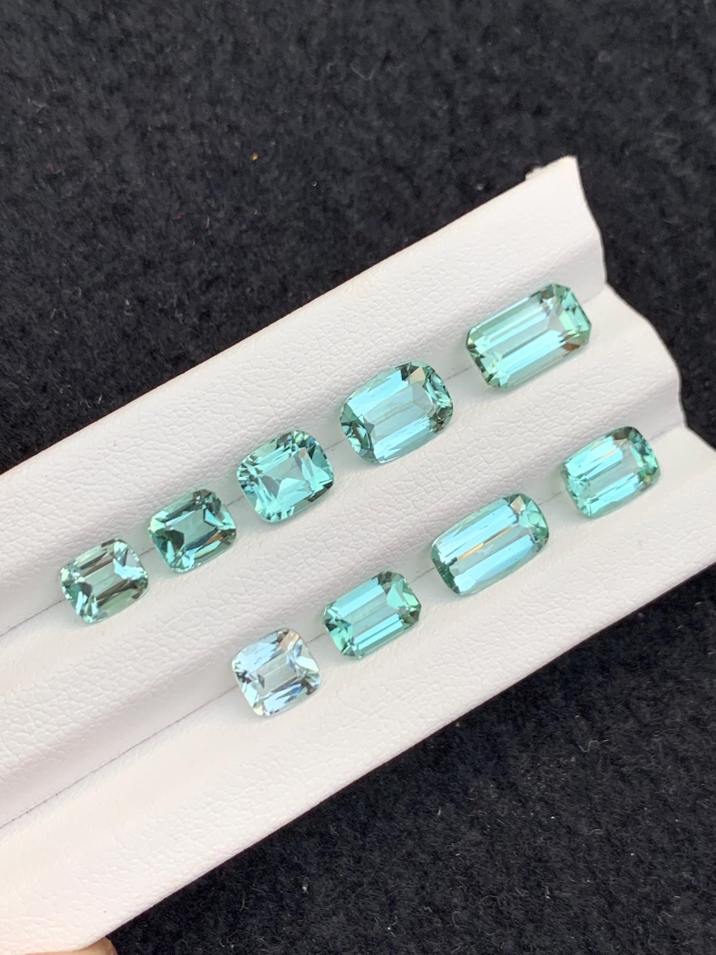 مجموعة من أحجار التورمالين ذات اللون الأخضر الفاتح (Seafoam Tourmaline) مصقولة، وزنها 12.20 قيراط – أحجار كريمة معتمدة لتصنيع المجوهرات.