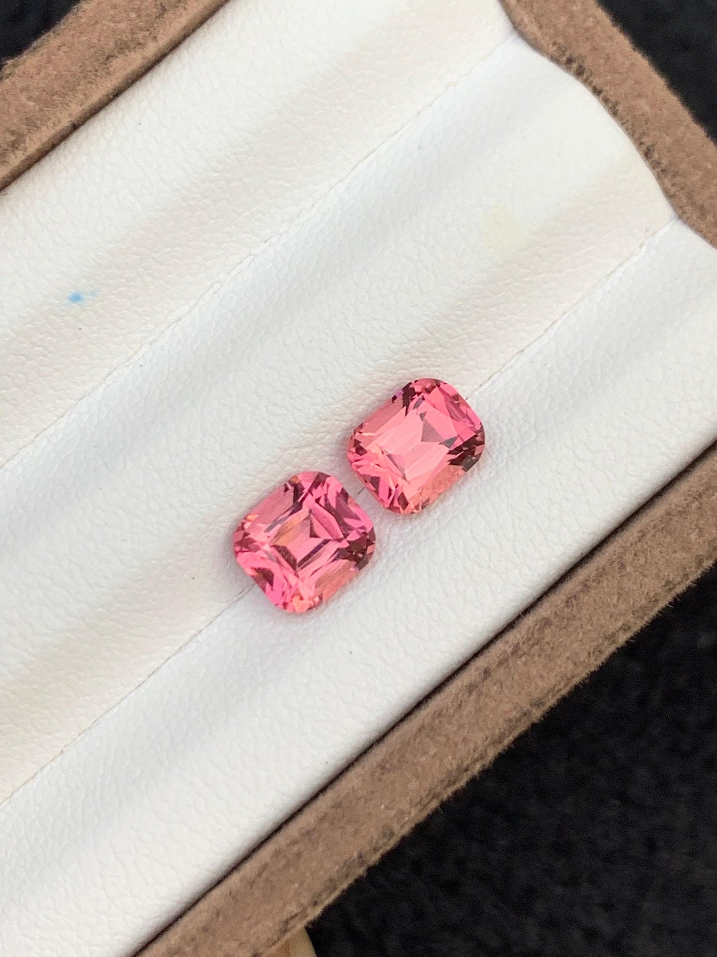 تورمالين وردي مصقول 2.60 قيراط – جوهرة نظيفة لعمل أقراط