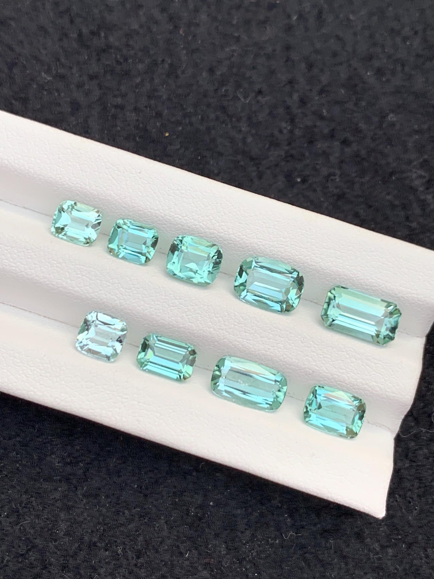 مجموعة من أحجار التورمالين ذات اللون الأخضر الفاتح (Seafoam Tourmaline) مصقولة، وزنها 12.20 قيراط – أحجار كريمة معتمدة لتصنيع المجوهرات.