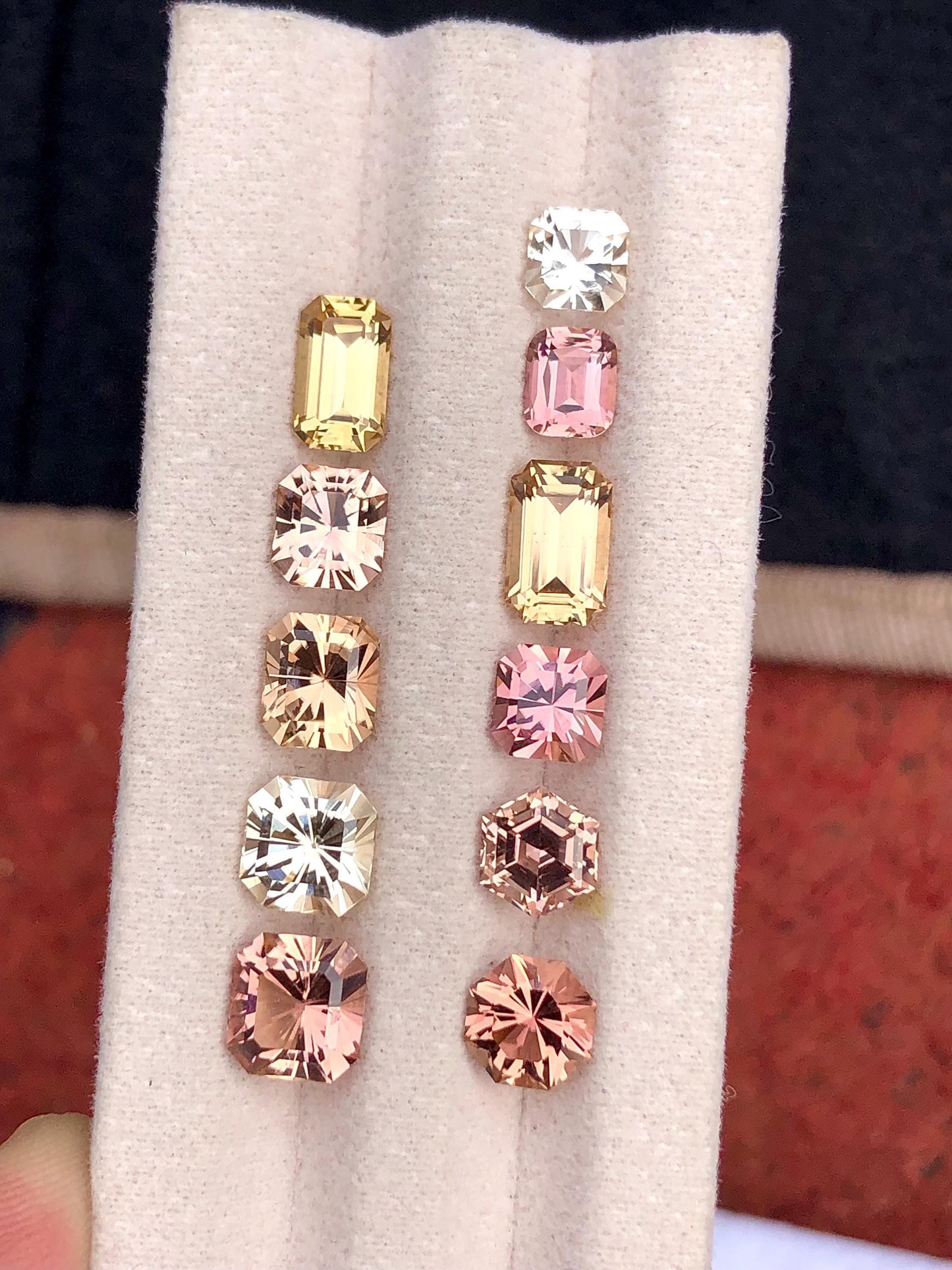 مجموعة من أحجار التورمالين المصقولة، وزنها الإجمالي 15.20 قيراط، ألوانها صفراء و برتقالية فاتحة، أحجار نظيفة.