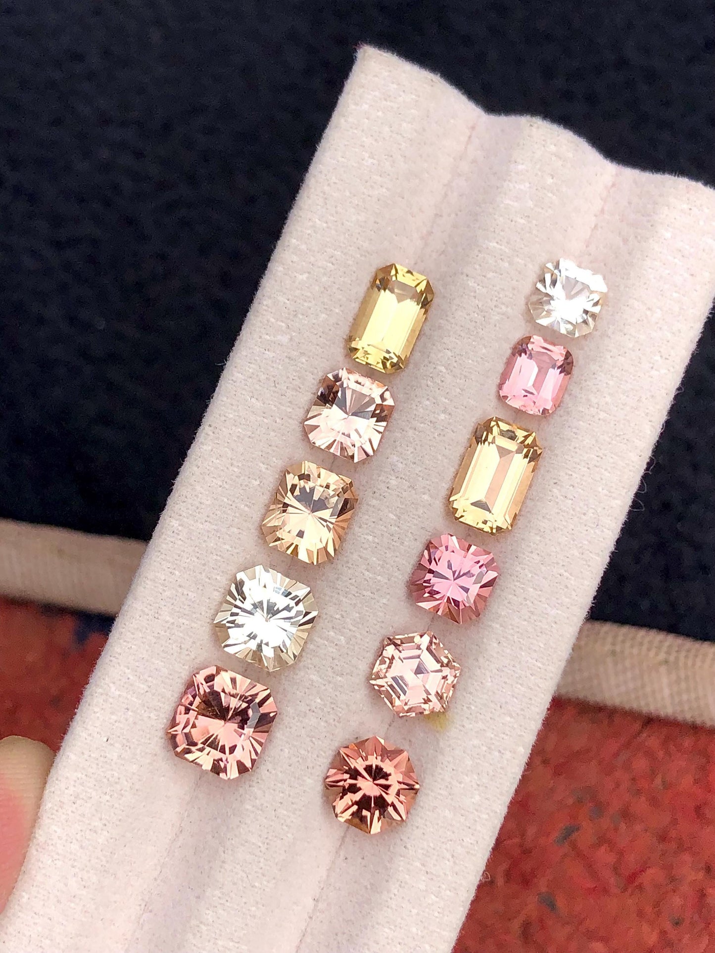 مجموعة من أحجار التورمالين المصقولة، وزنها الإجمالي 15.20 قيراط، ألوانها صفراء و برتقالية فاتحة، أحجار نظيفة.