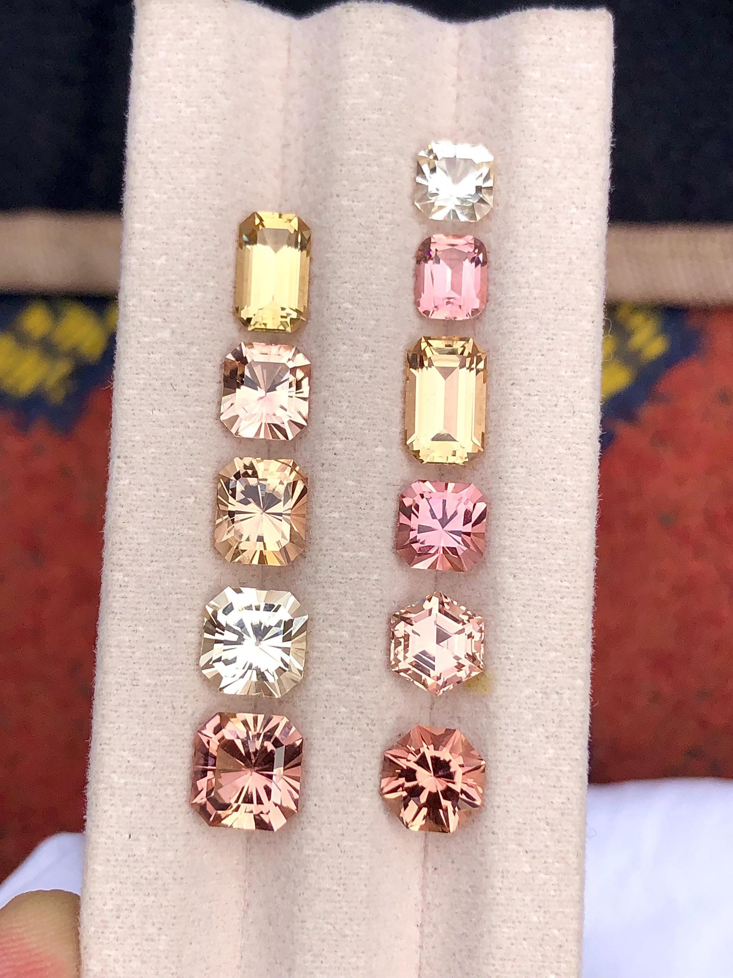 مجموعة من أحجار التورمالين المصقولة، وزنها الإجمالي 15.20 قيراط، ألوانها صفراء و برتقالية فاتحة، أحجار نظيفة.