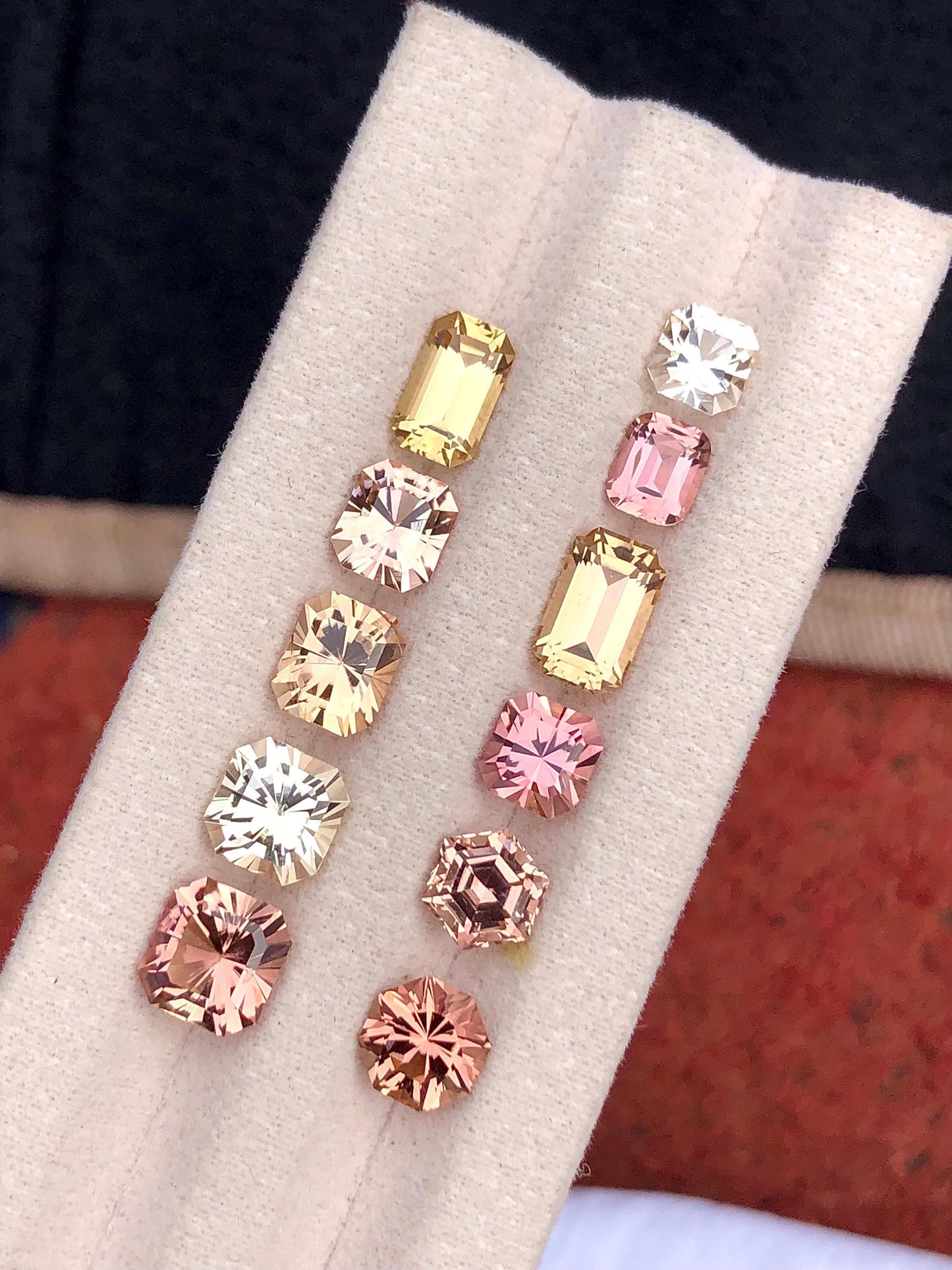 مجموعة من أحجار التورمالين المصقولة، وزنها الإجمالي 15.20 قيراط، ألوانها صفراء و برتقالية فاتحة، أحجار نظيفة.