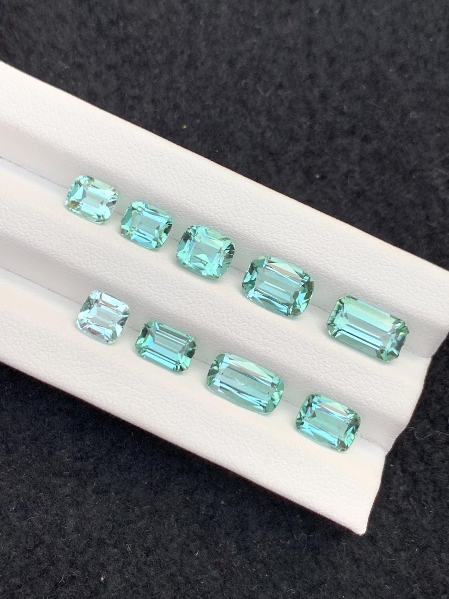 مجموعة من أحجار التورمالين ذات اللون الأخضر الفاتح (Seafoam Tourmaline) مصقولة، وزنها 12.20 قيراط – أحجار كريمة معتمدة لتصنيع المجوهرات.