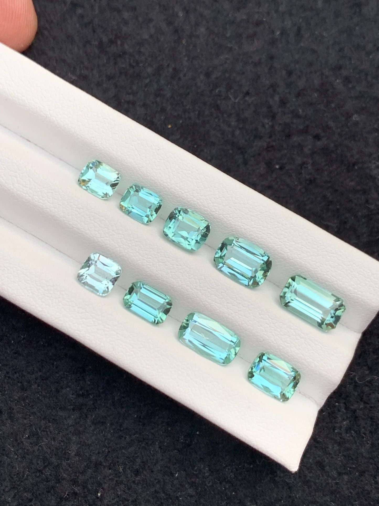 مجموعة من أحجار التورمالين ذات اللون الأخضر الفاتح (Seafoam Tourmaline) مصقولة، وزنها 12.20 قيراط – أحجار كريمة معتمدة لتصنيع المجوهرات.