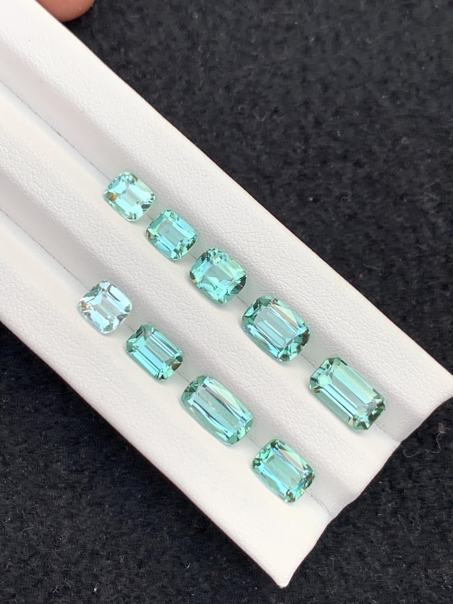 مجموعة من أحجار التورمالين ذات اللون الأخضر الفاتح (Seafoam Tourmaline) مصقولة، وزنها 12.20 قيراط – أحجار كريمة معتمدة لتصنيع المجوهرات.