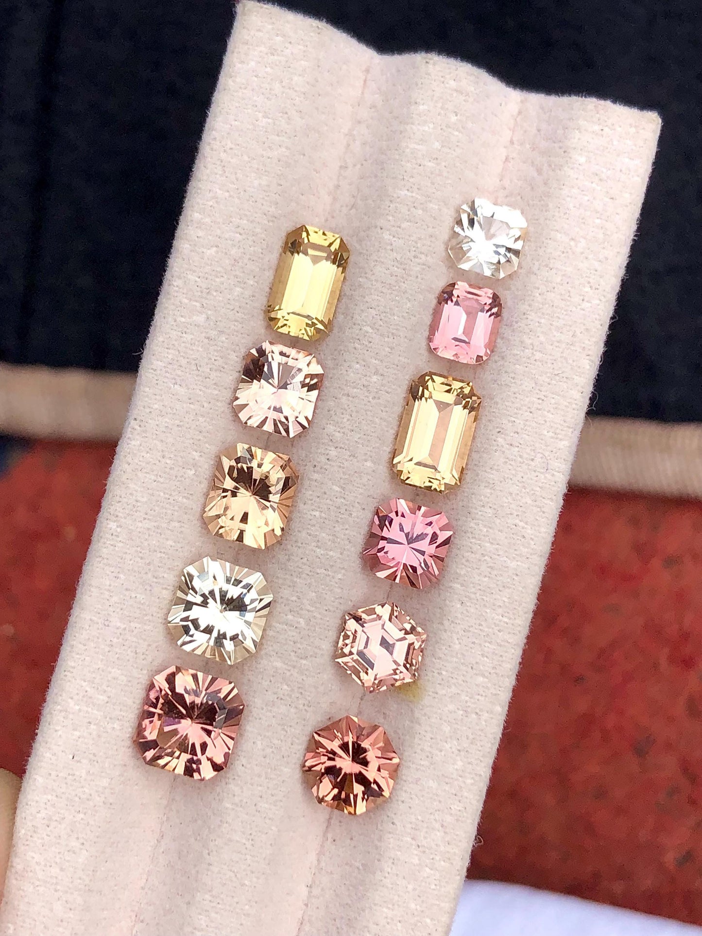 مجموعة من أحجار التورمالين المصقولة، وزنها الإجمالي 15.20 قيراط، ألوانها صفراء و برتقالية فاتحة، أحجار نظيفة.