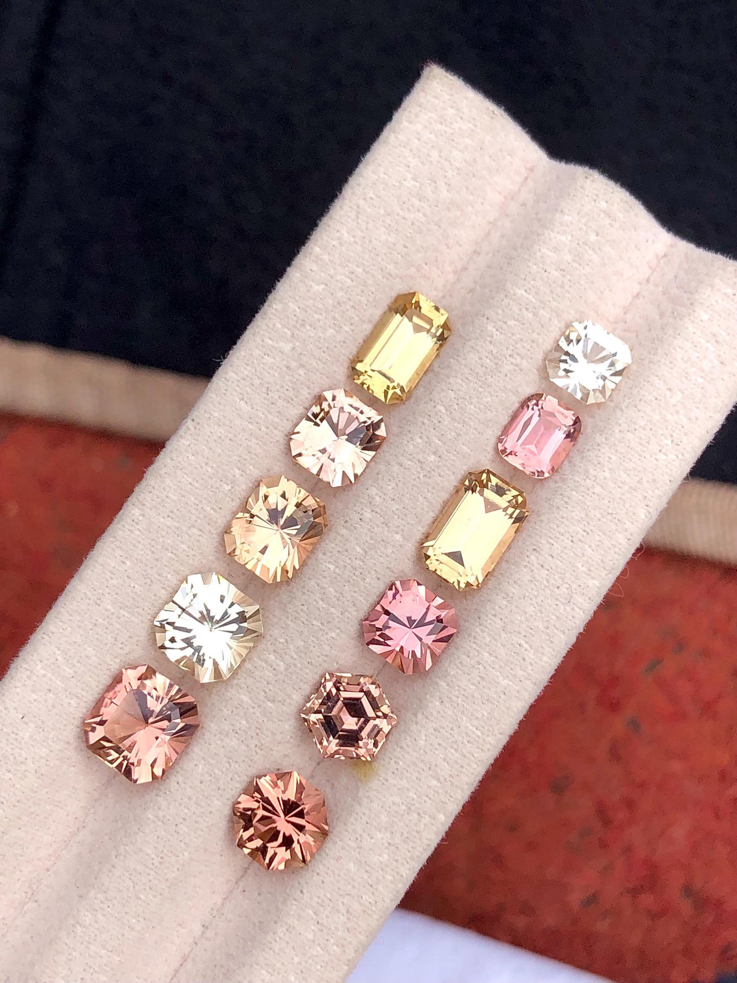 مجموعة من أحجار التورمالين المصقولة، وزنها الإجمالي 15.20 قيراط، ألوانها صفراء و برتقالية فاتحة، أحجار نظيفة.