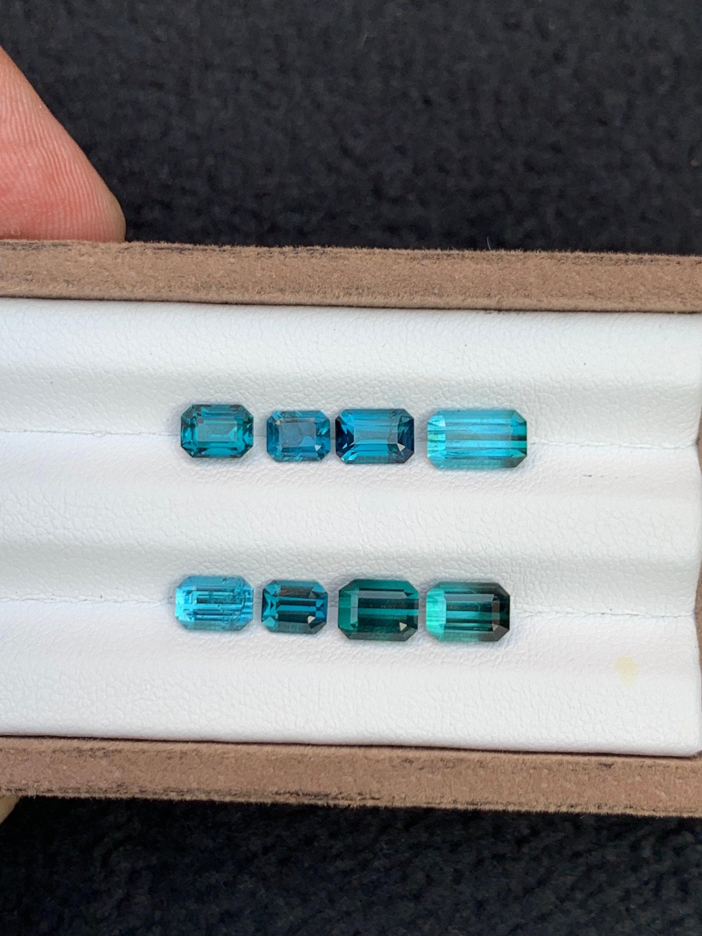 مجموعة من التورمالين الأزرق النيون المصقول، وزنها 6.00 قيراط – أحجار كريمة أفغانية نابضة بالحياة