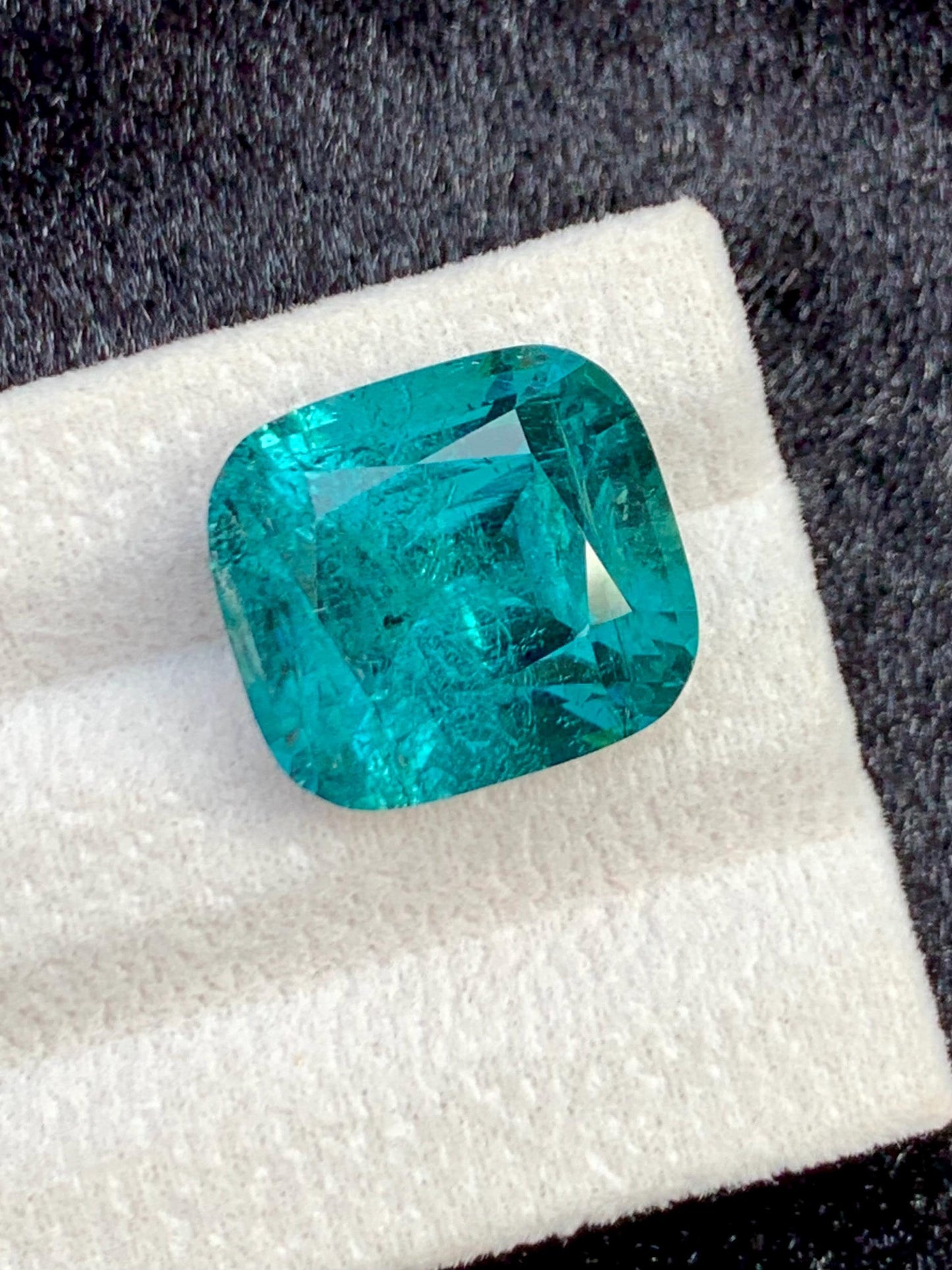 الترمالين الإنديكوليت مصقول 15.50 قيراط - حجر كريم أزرق داكن للمقتنيات