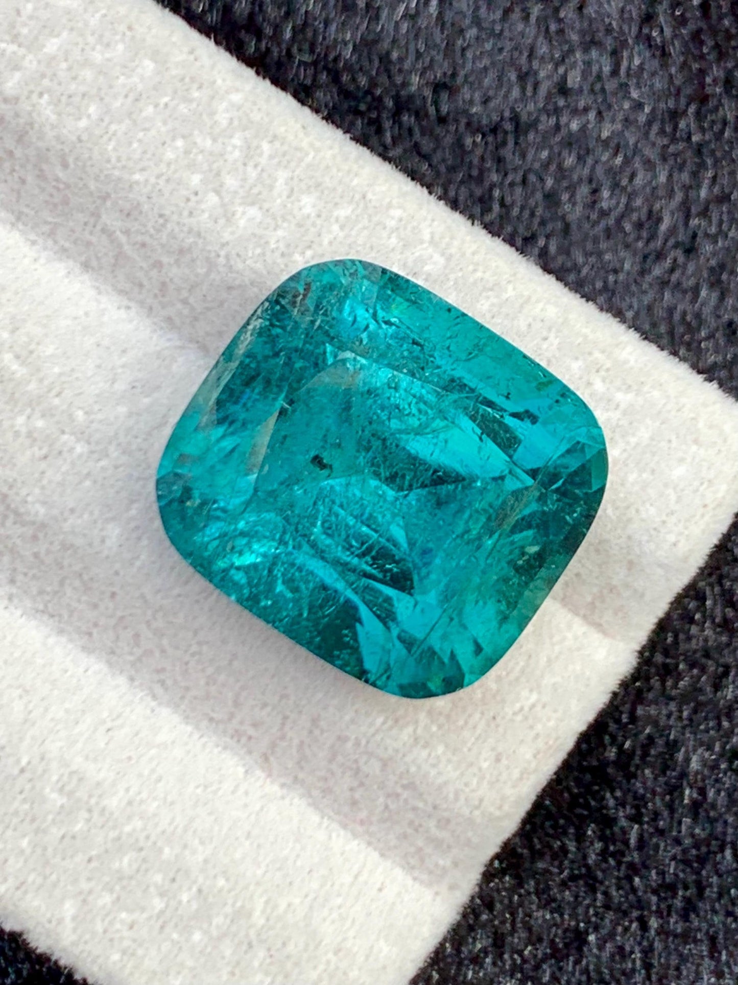 الترمالين الإنديكوليت مصقول 15.50 قيراط - حجر كريم أزرق داكن للمقتنيات