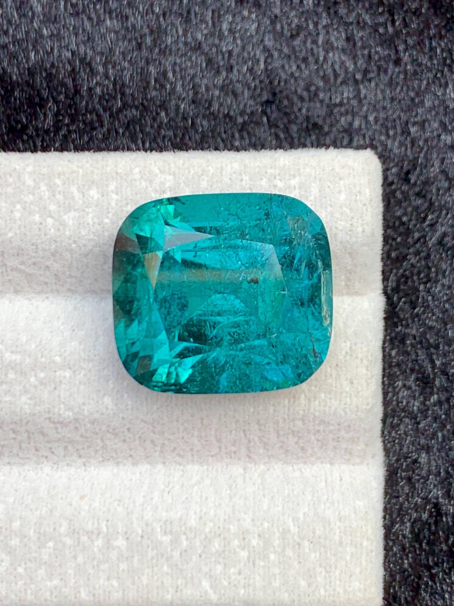 الترمالين الإنديكوليت مصقول 15.50 قيراط - حجر كريم أزرق داكن للمقتنيات