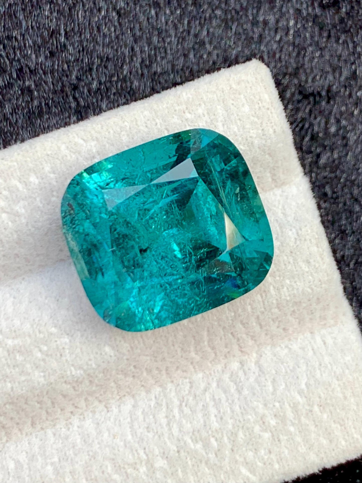 الترمالين الإنديكوليت مصقول 15.50 قيراط - حجر كريم أزرق داكن للمقتنيات