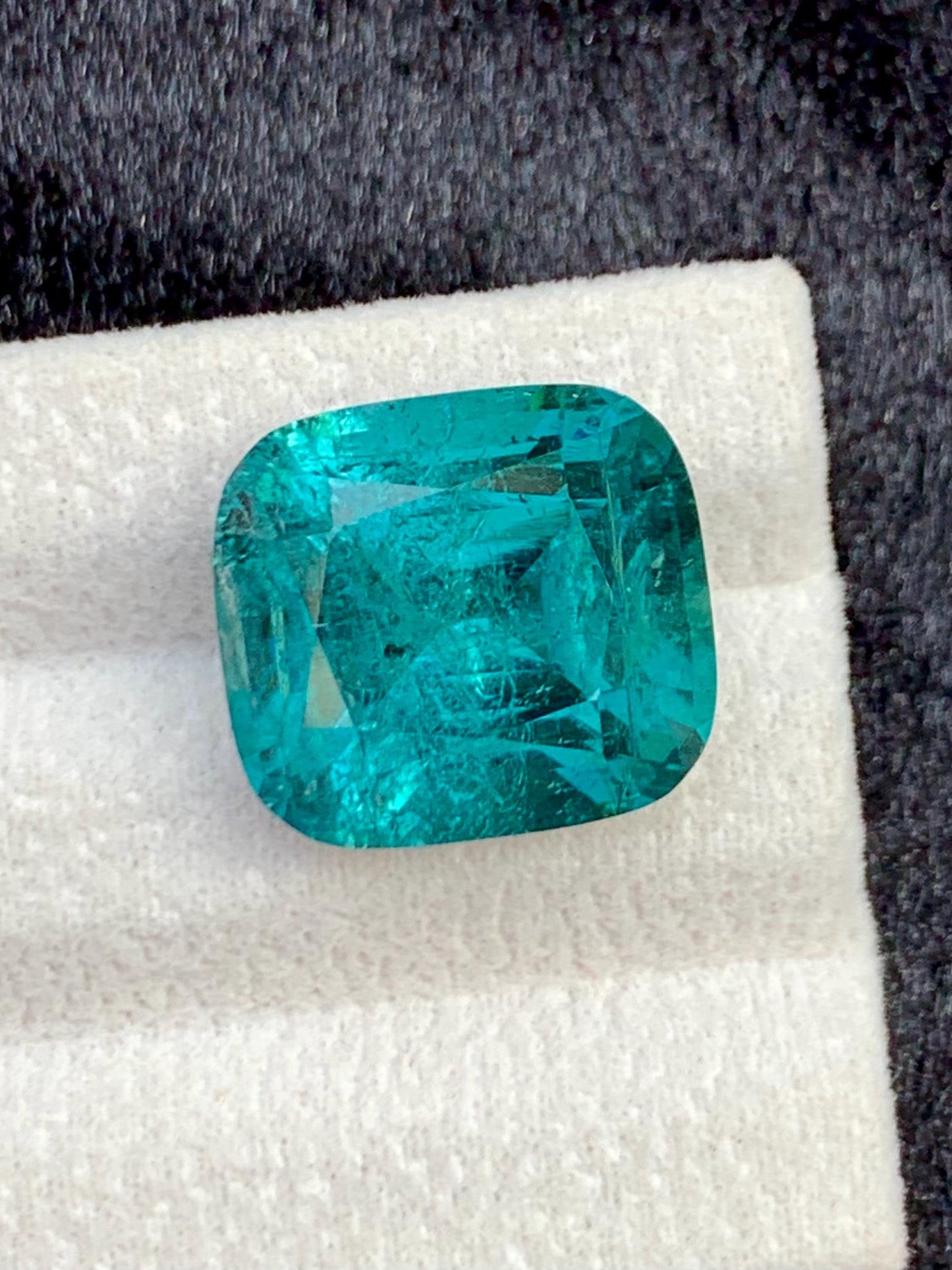 الترمالين الإنديكوليت مصقول 15.50 قيراط - حجر كريم أزرق داكن للمقتنيات