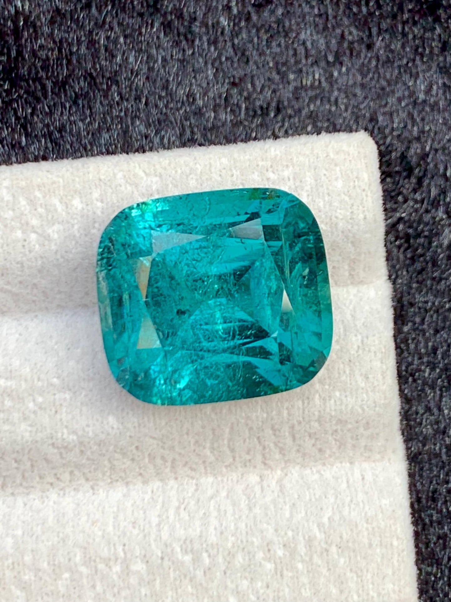 الترمالين الإنديكوليت مصقول 15.50 قيراط - حجر كريم أزرق داكن للمقتنيات