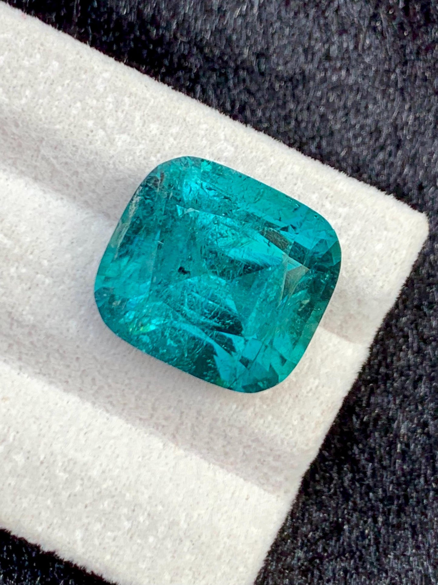الترمالين الإنديكوليت مصقول 15.50 قيراط - حجر كريم أزرق داكن للمقتنيات