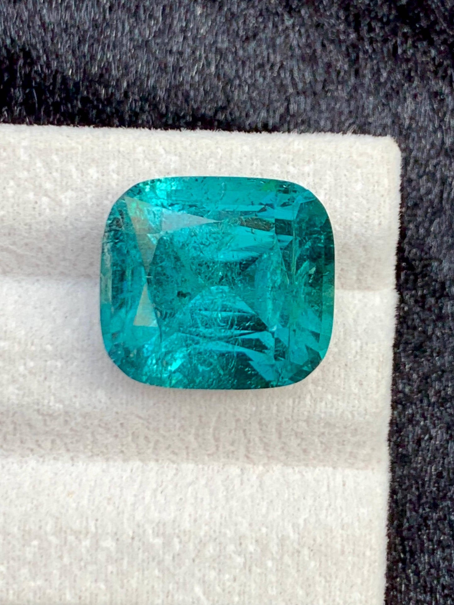 الترمالين الإنديكوليت مصقول 15.50 قيراط - حجر كريم أزرق داكن للمقتنيات