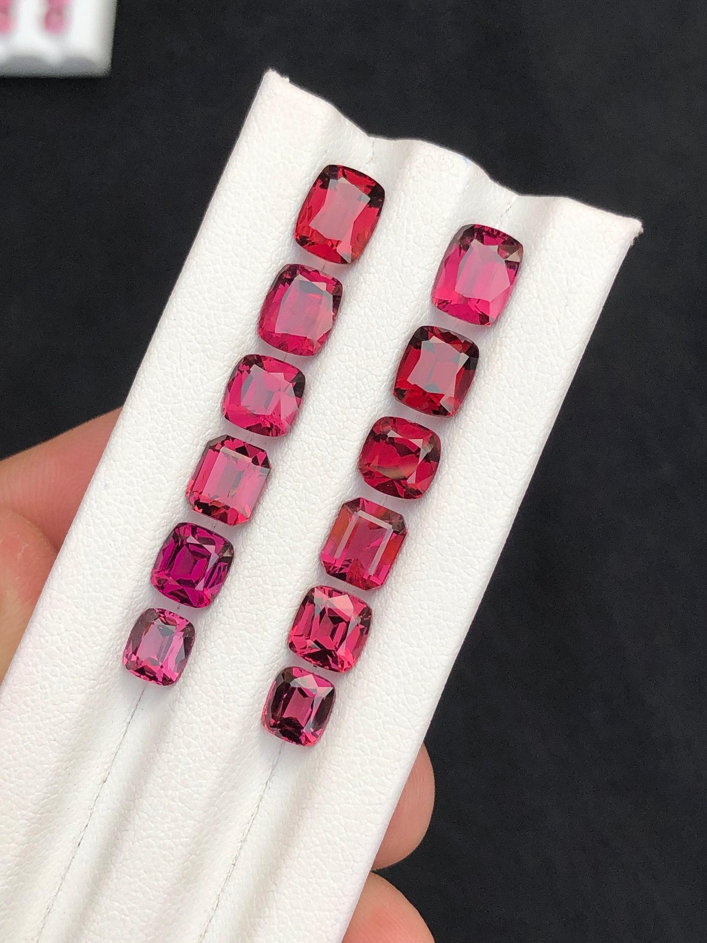 أقراط فاخرة من الزمرد الرو دولايت المصقول، وزنها 19.80 قيراط.