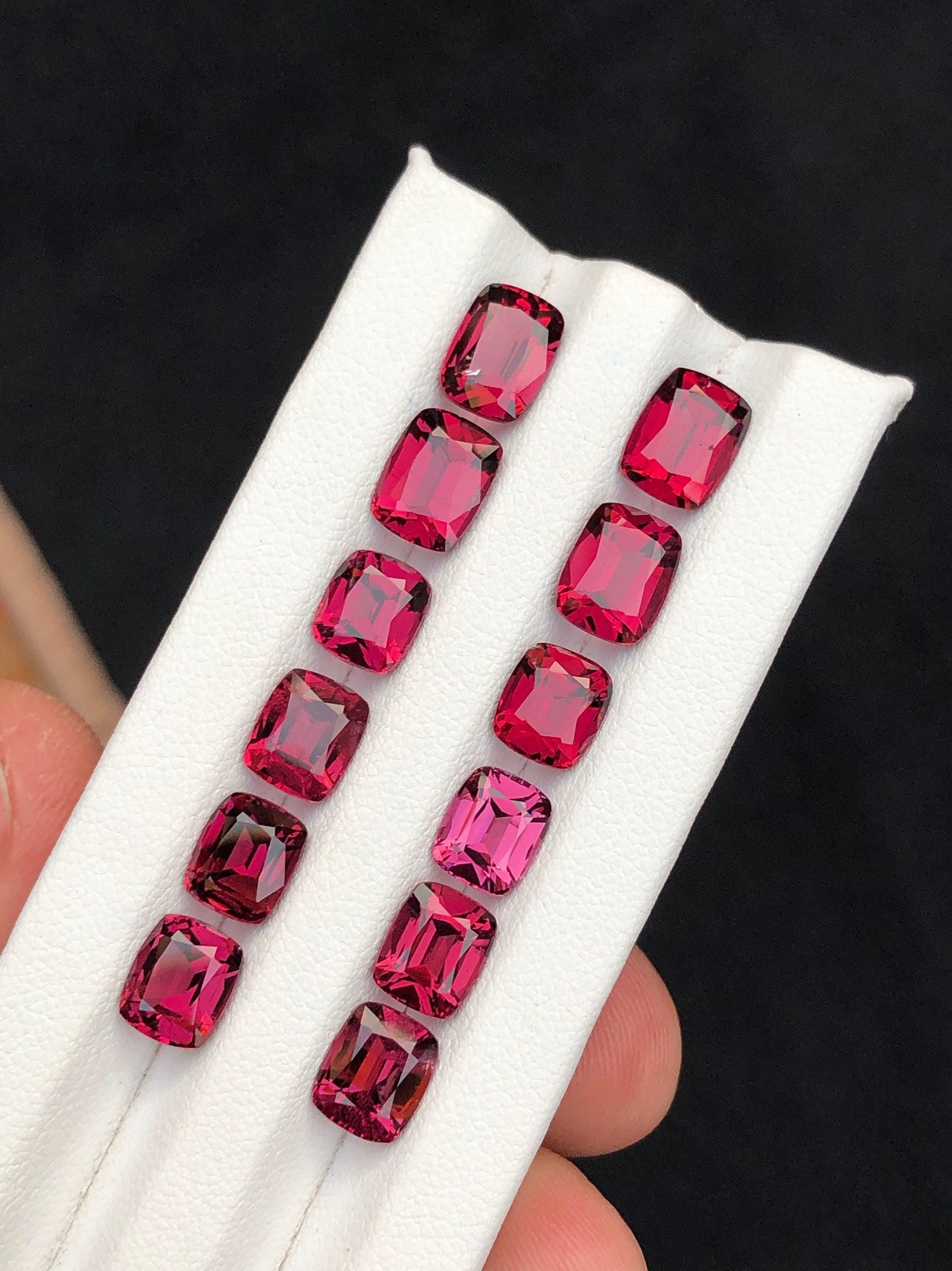 زوج من أحجار الزمرد الوردية (الرو دوليت) مصقولة، 23.70 قيراط – أحجار متطابقة لعمل أقراط.