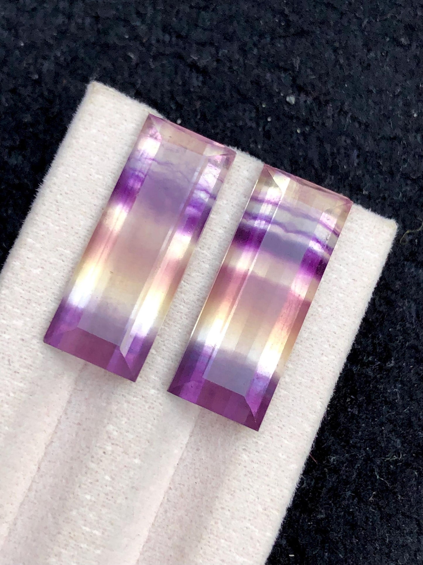 زوج من أحجار الكابوشون من الفلورة متعددة الألوان (29 قيراط) - بلورات التأمل والطاقة (الشاكرا)