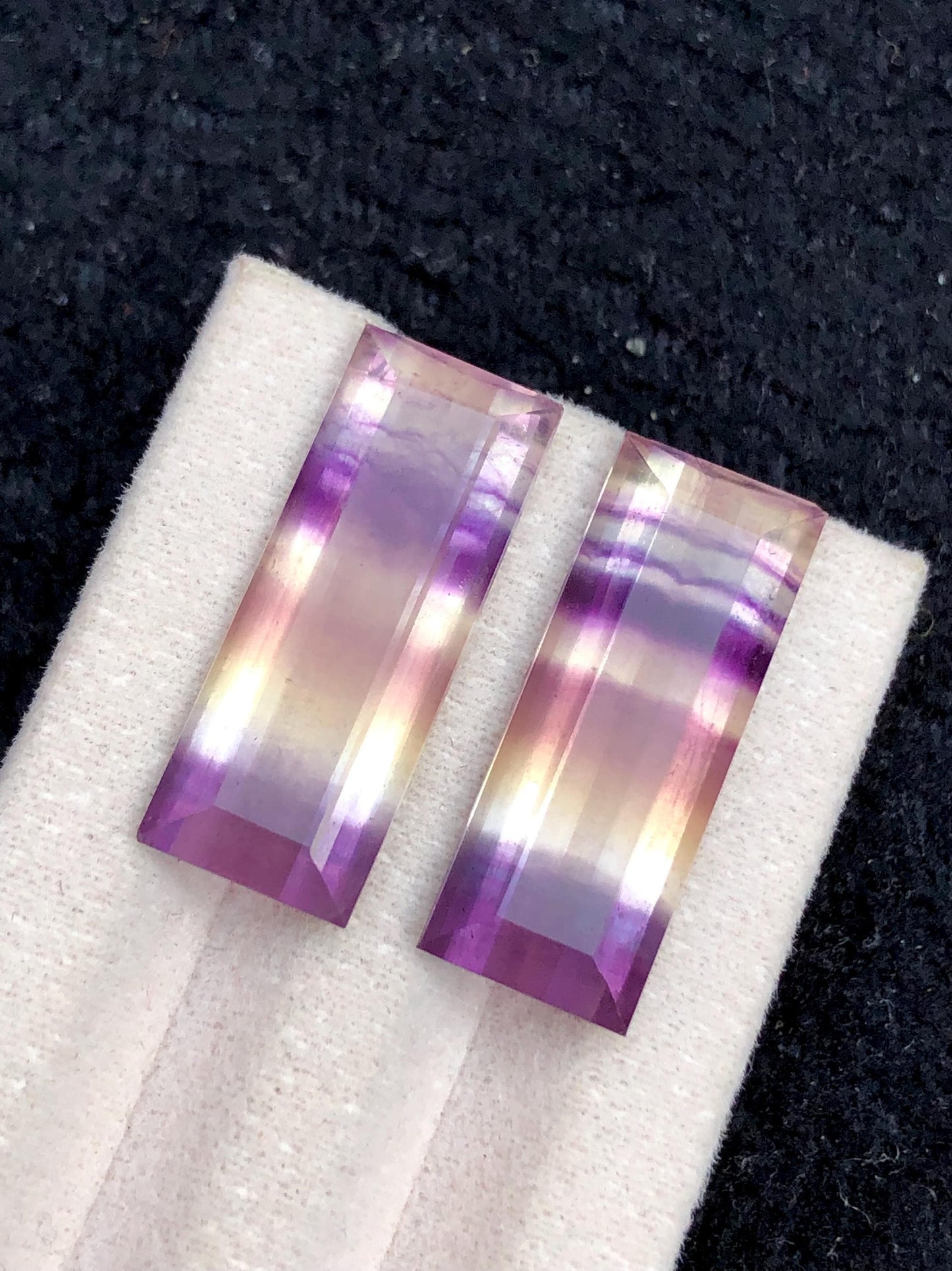 زوج من أحجار الكابوشون من الفلورة متعددة الألوان (29 قيراط) - بلورات التأمل والطاقة (الشاكرا)