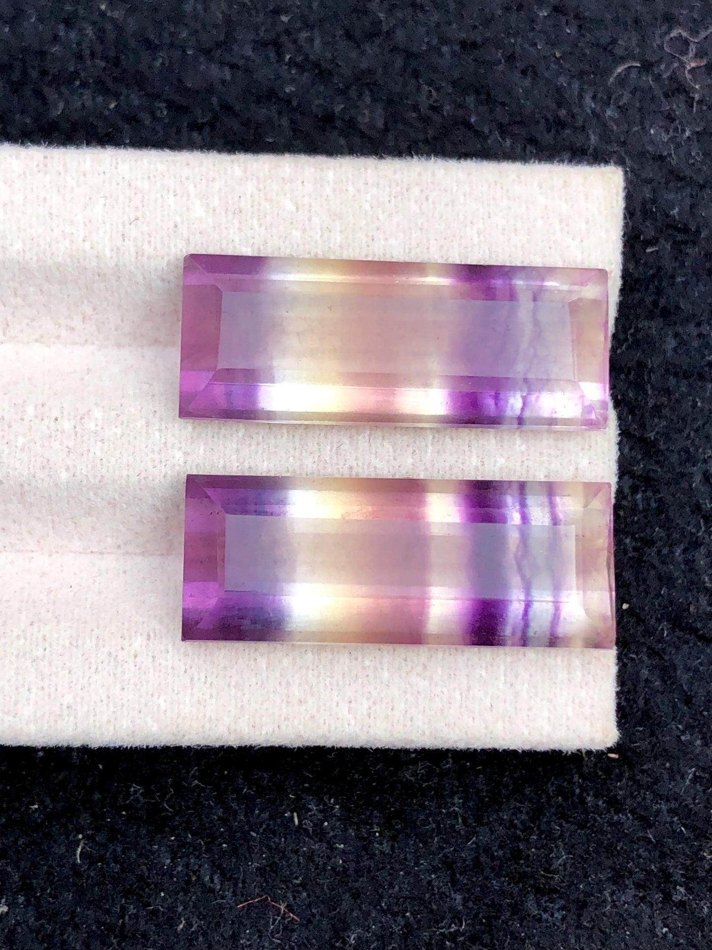 زوج من أحجار الكابوشون من الفلورة متعددة الألوان (29 قيراط) - بلورات التأمل والطاقة (الشاكرا)