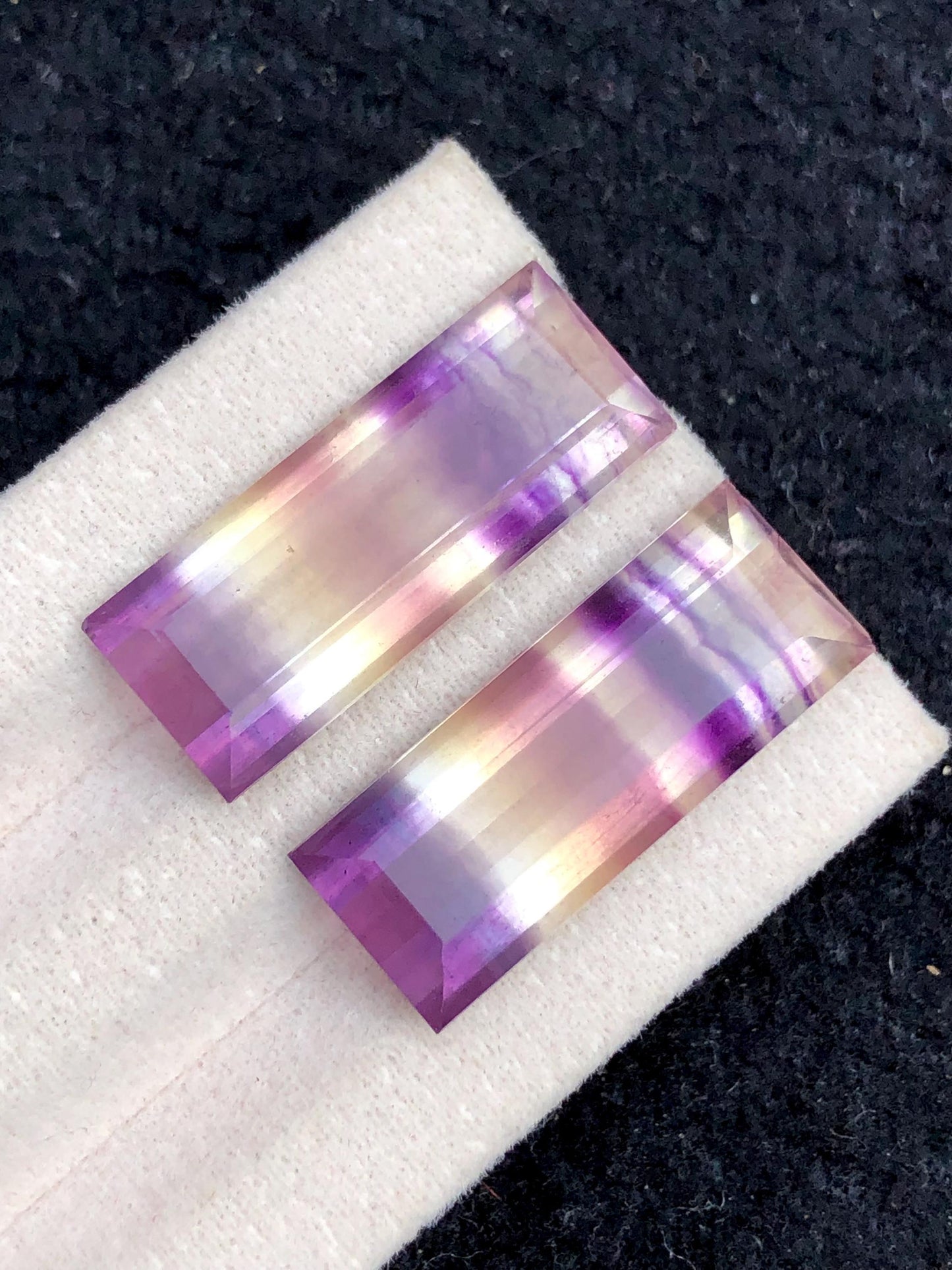 زوج من أحجار الكابوشون من الفلورة متعددة الألوان (29 قيراط) - بلورات التأمل والطاقة (الشاكرا)