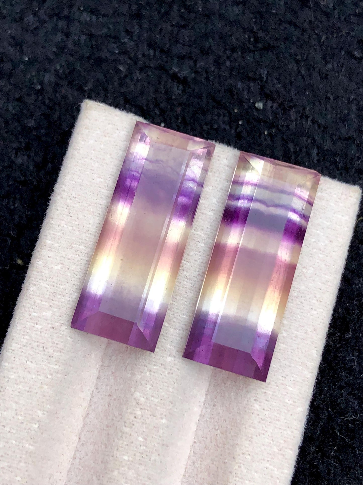 زوج من أحجار الكابوشون من الفلورة متعددة الألوان (29 قيراط) - بلورات التأمل والطاقة (الشاكرا)