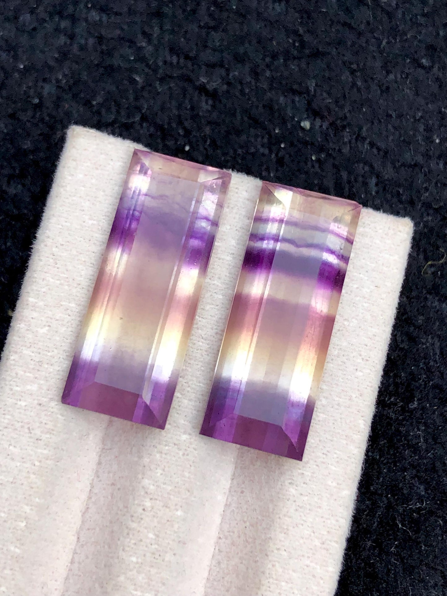 زوج من أحجار الكابوشون من الفلورة متعددة الألوان (29 قيراط) - بلورات التأمل والطاقة (الشاكرا)