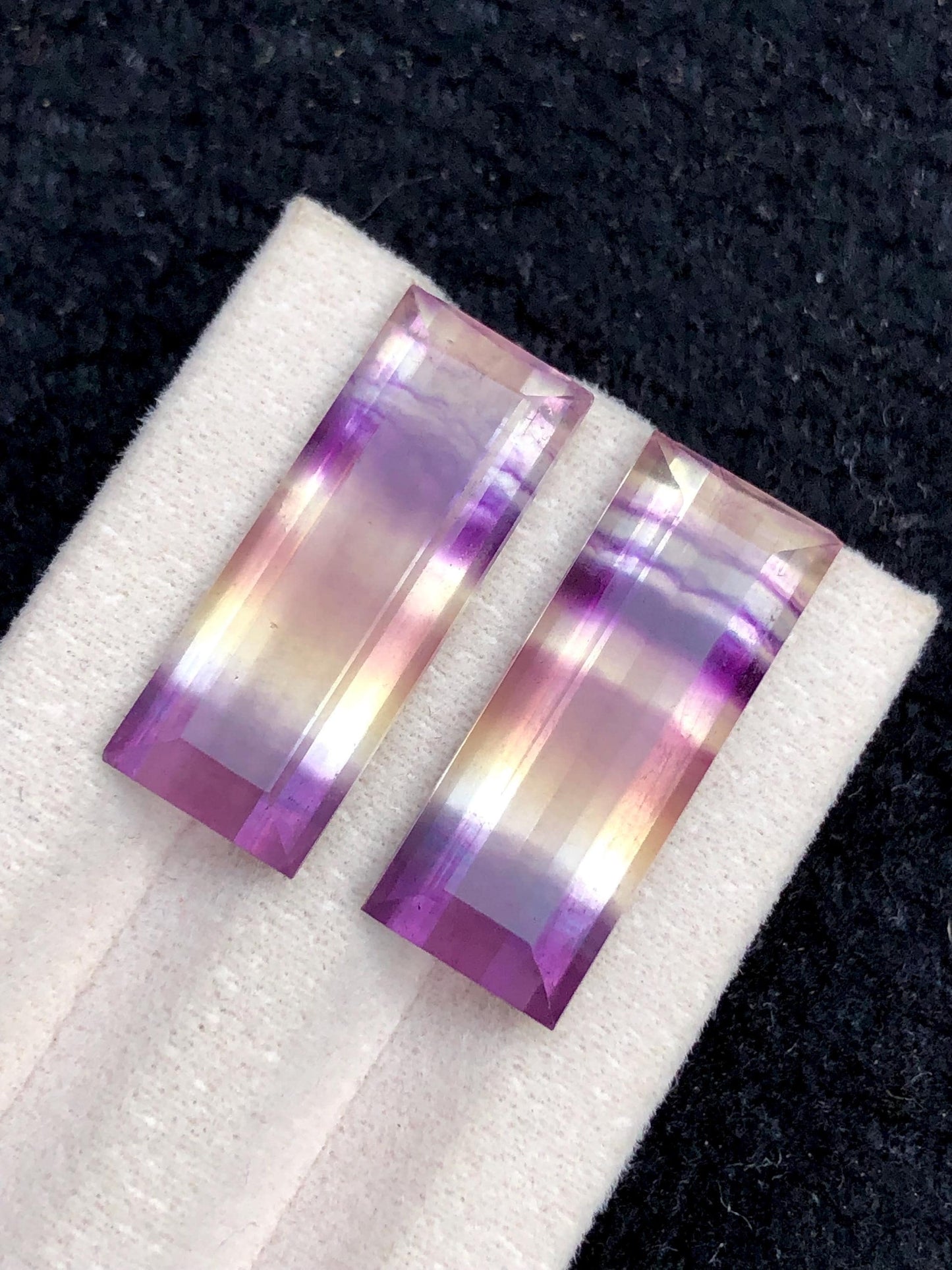 زوج من أحجار الكابوشون من الفلورة متعددة الألوان (29 قيراط) - بلورات التأمل والطاقة (الشاكرا)