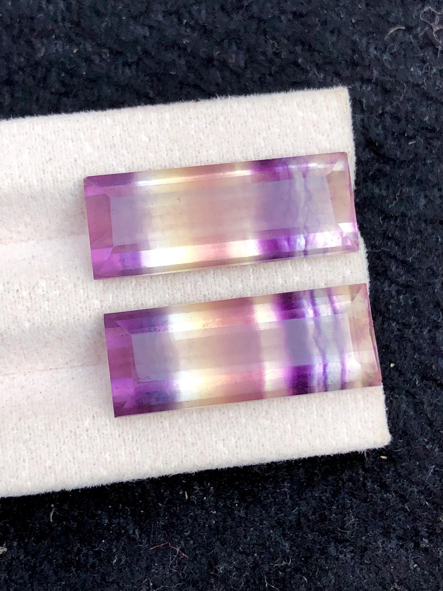 زوج من أحجار الكابوشون من الفلورة متعددة الألوان (29 قيراط) - بلورات التأمل والطاقة (الشاكرا)