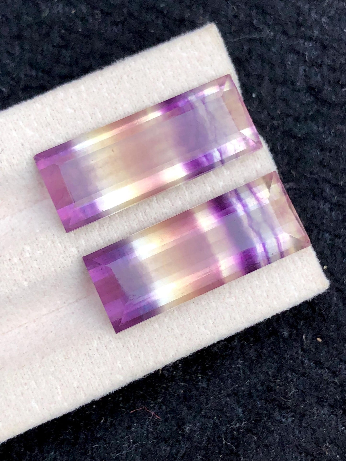 زوج من أحجار الكابوشون من الفلورة متعددة الألوان (29 قيراط) - بلورات التأمل والطاقة (الشاكرا)