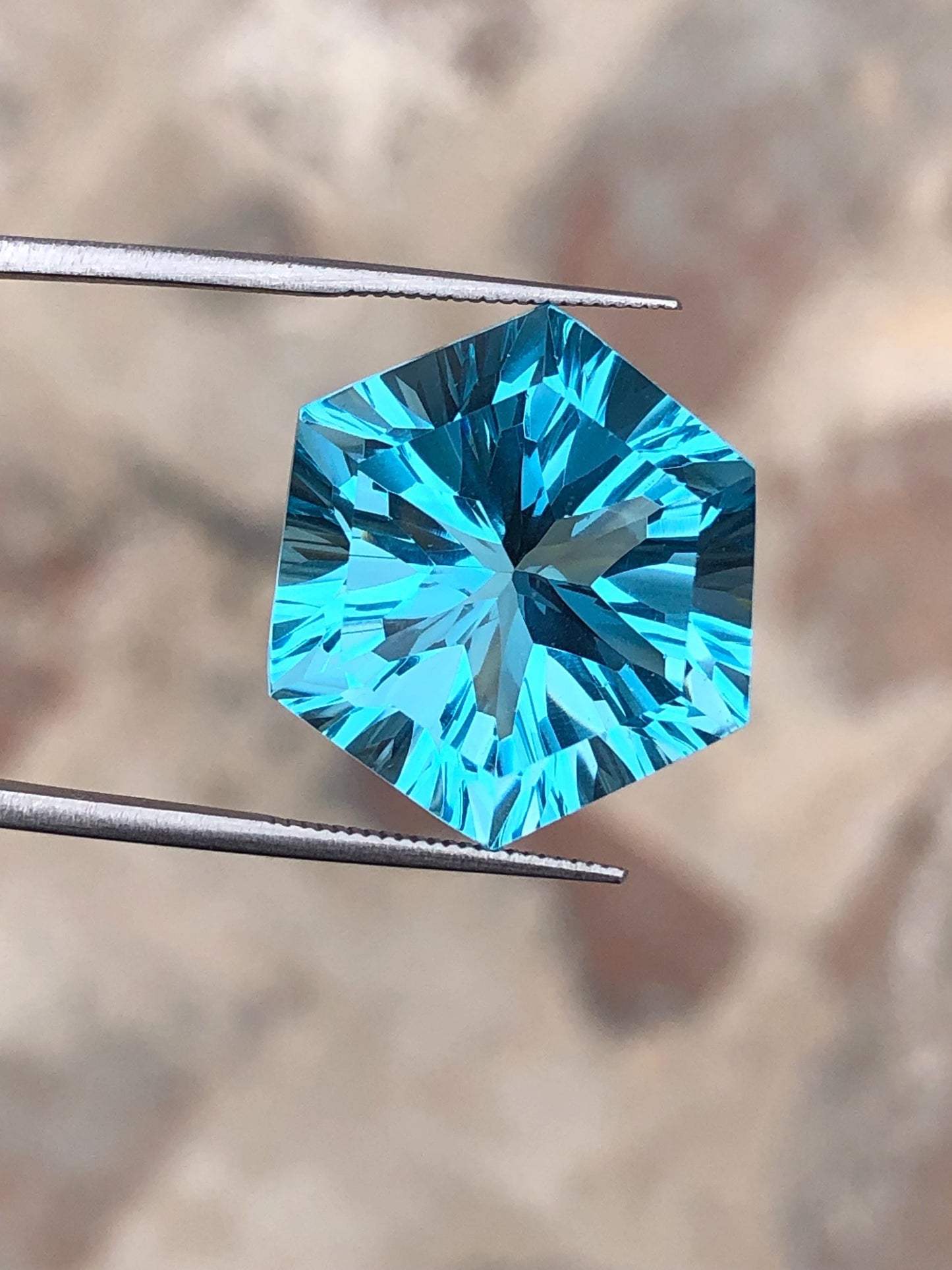 Swiss Topaz Faceted Hexagon 22 ct - Unique Cut Stones for Jewelry